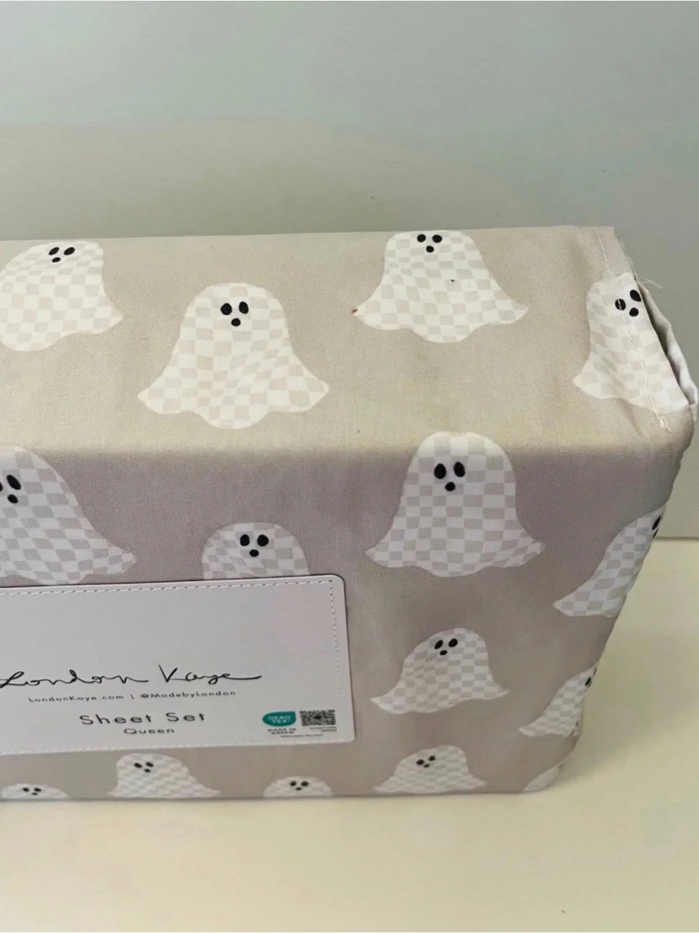 London Kaye Gray with Checkerboard Ghosts Queen Size Halloween Sheet Set